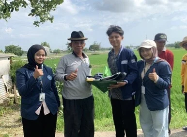 Mahasiswa KKN UMG Sosialisasikan Penggunaan APD pada Petani Penyemprot Pestisida