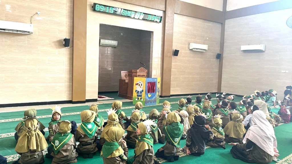 Dongeng Boneka Meriahkan Penutupan MPLS TPSD Kelas 1 SD Muhammadiyah 1 Bangkalan