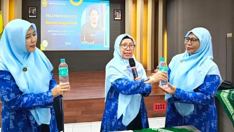 Tutup Pelatihan Menulis Dinamika Aisyiyah, Ketua PDA Kabupaten Gresik Serahkan Air Mineral sebagai Simbol Kesucian