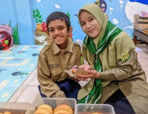 Meriahkan HUT Ke-79 RI: Anak Surga SD Mugres Menghias Donat