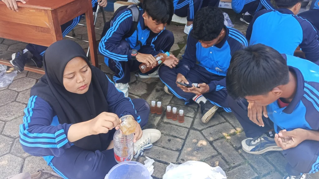 Siswa Smampat Praktik P5: Membuat Sabun Eco Enzim Ramah Lingkungan