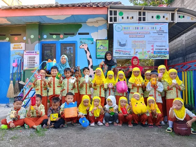 Peduli Sampah Plastik, Murid TK ABA Kanigoro Kabupaten Blitar Ciptakan Pot Bunga dari Galon Bekas