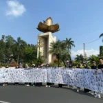 Kain Putih 8,6 Meter Dipenuhi Ratusan Cap Tangan untuk Jurnalis Palestina