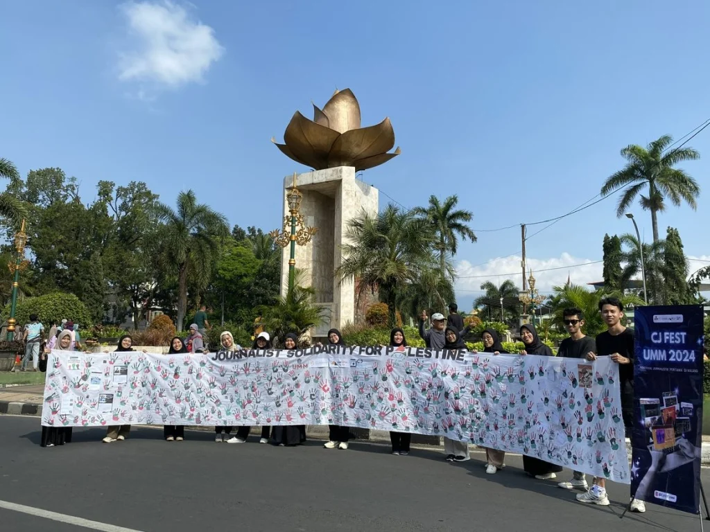 Kain Putih 8,6 Meter Dipenuhi Ratusan Cap Tangan untuk Jurnalis Palestina