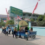 Semarak HUT ke-79 RI, SMPM 12 Sendangagung Suguhkan Dua Musik Tradisional di Karnaval Lembaga Pendidikan