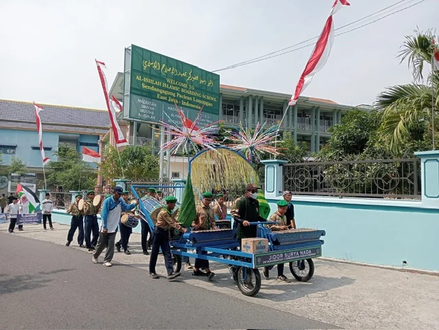 Semarak HUT ke-79 RI, SMPM 12 Sendangagung Suguhkan Dua Musik Tradisional di Karnaval Lembaga Pendidikan