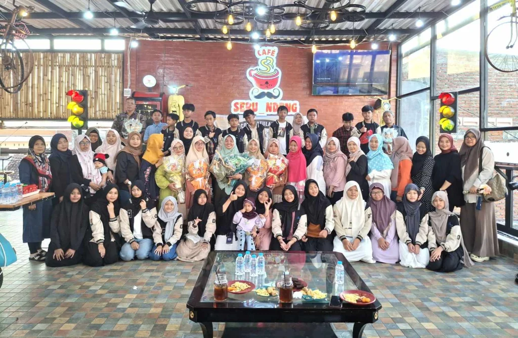 Hangat dan Berkesan! Cafe Serundeng Jadi Saksi Momen Pisah Kenang Siswa Kelas 6-C SD Musix