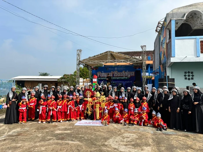 TK ABA 22 Balongpanggang Meriahkan Pawai Budaya dalam Milad Ke-113 Muhammadiyah