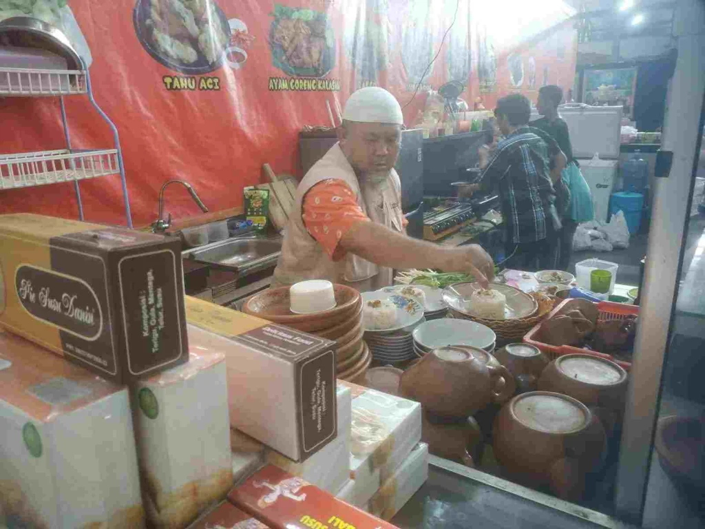 Pelayan Dadakan di Warung Rest Area  KM 260