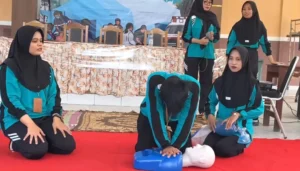 Kolaborasi Kemanusiaan: MDMC Jember Dampingi Ners Muda Universitas Muhammadiyah Jember Latih Masyarakat Tangani Korban Bencana