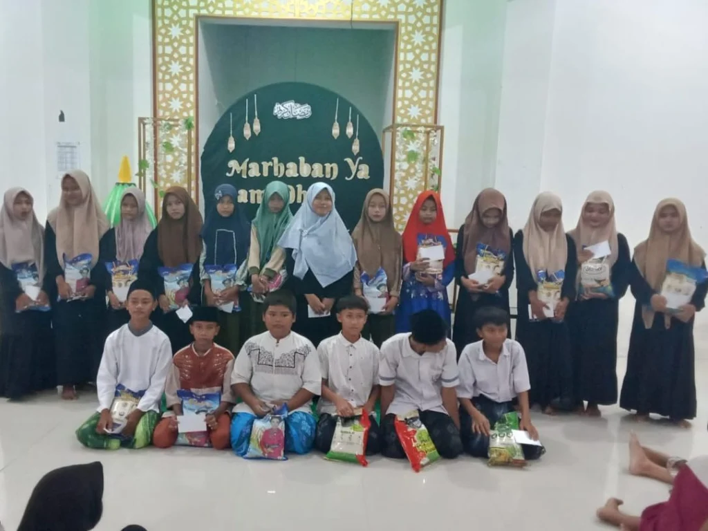 Wujudkan Motto Sekolah, Hamas School Berbagi Beras dan Uang Tunai kepada Anak Yatim dan Dhuafa