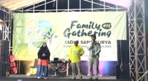 Merinding! Lagu Mars Keluarga Sang Surya Dinyanyikan di Tengah Kilauan Cahaya Flash