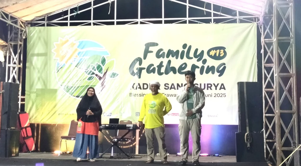 Merinding! Lagu Mars Keluarga Sang Surya Dinyanyikan di Tengah Kilauan Cahaya Flash