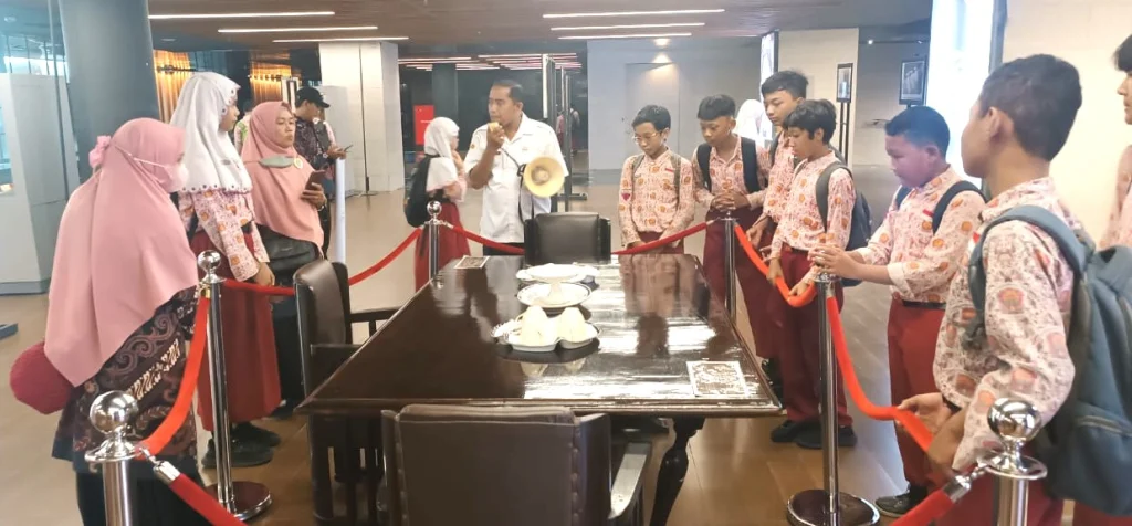 Bangunan Bersejarah De Simpangsche Societeit Jadi Destinasi KTS Terakhir Siswa Kelas 6 SD Musix