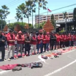 Begitu Adzan Berkumandang, Para Demonstran Itu Menggelar Shalat Jumat di Jalan Gedung DPRD Jatim