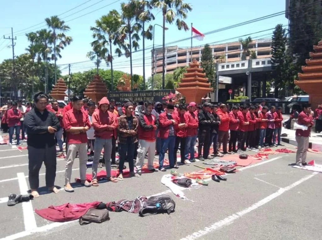 Begitu Adzan Berkumandang, Para Demonstran Itu Menggelar Shalat Jumat di Jalan Gedung DPRD Jatim