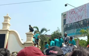 Demonstrasi di DPRD Solo Juga Bentrok dengan Polisi