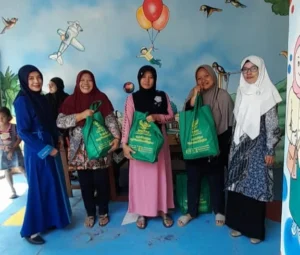 Hari Pertama Sekolah, TK Aisyiyah 2 Krian Bagikan Sembako ke Warga Dhuafa