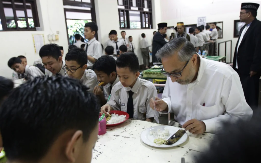 Kunjungi Mu’allimin, Dubes Inggris Beri Kuliah Subuh dan Makan dengan Menu Santri