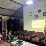 Mahasiswa KKN UM Jember Pasang Plang Baru Permudah Mobilitas Warga Tegalarum