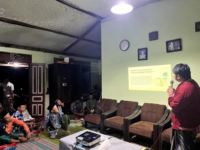 Mahasiswa KKN UM Jember Pasang Plang Baru Permudah Mobilitas Warga Tegalarum