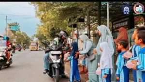 Melatih kepedulian dan Empati Siswa SD Muhammadiyah Nganjuk Gelar Aksi Berbagi Takjil