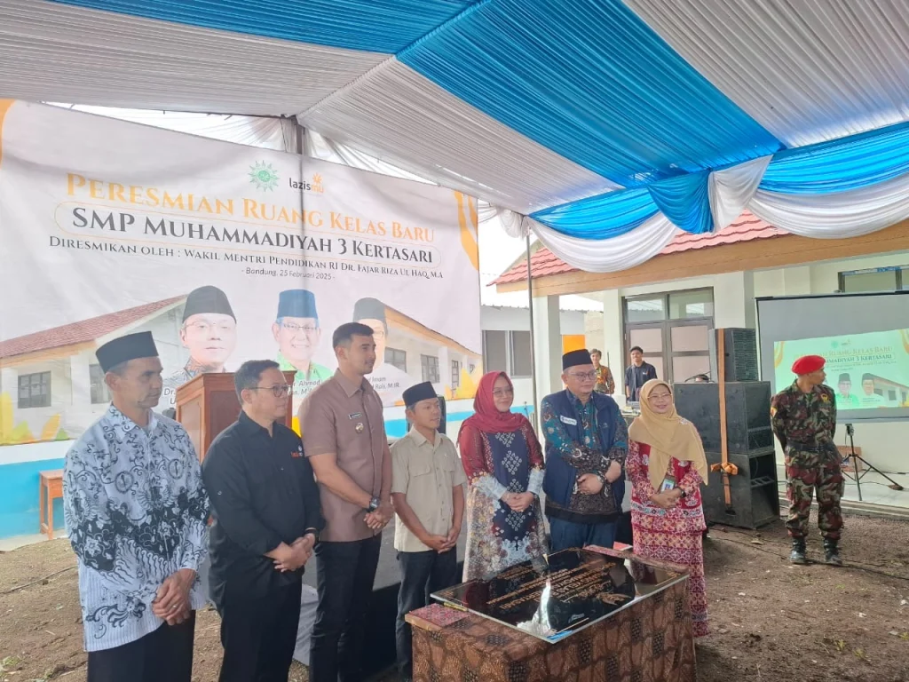 Resmikan Ruang Kelas Baru di Kertasari, Wamendikdasmen: Muhammadiyah Selalu Terdepan Berikan Pelayanan Pendidikan
