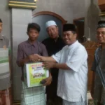 Jamaah Masjid Ini Beri Bingkisan Lebaran untuk Yatim Piatu dan Dhuafa