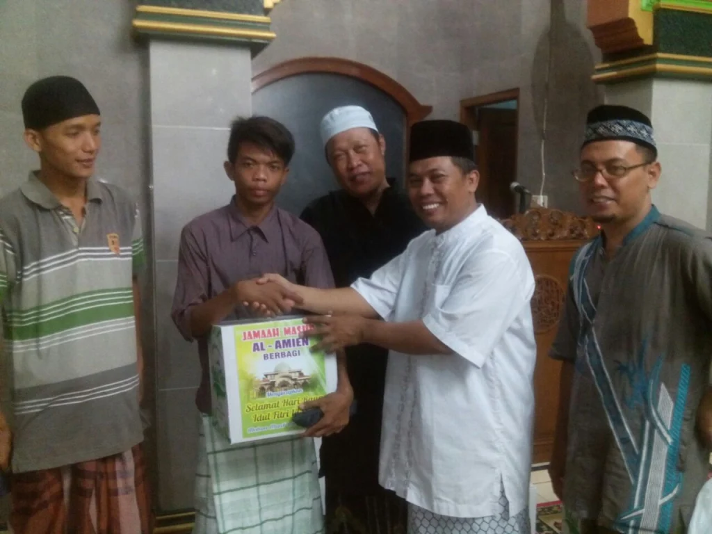 Jamaah Masjid Ini Beri Bingkisan Lebaran untuk Yatim Piatu dan Dhuafa