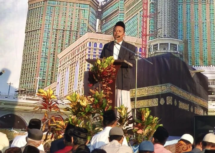 Khutbah Iduladha di Stadion Surajaya, KH Shodikin: Seimbangkan Kesalehan Diri dan Sosial