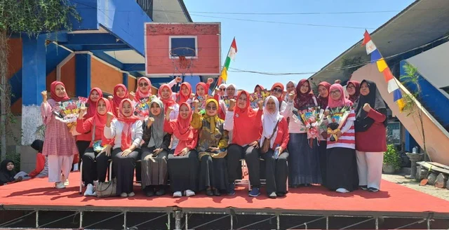 Kreativitas Ibu-Ibu PKK Kelurahan Kemasan Terpancar dalam Lomba Hand Bouquet