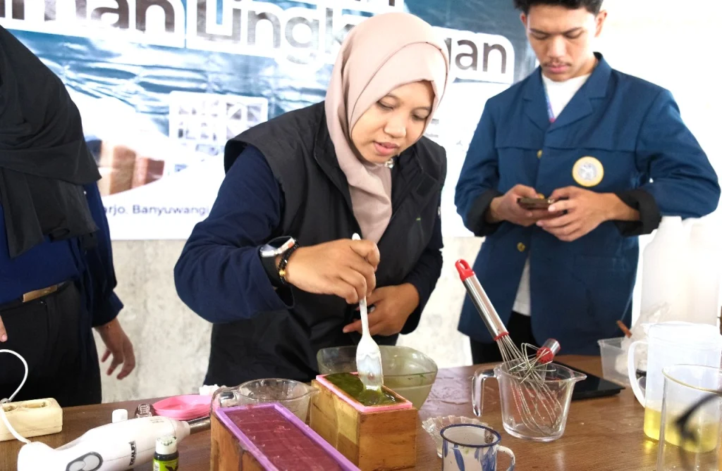 Fasilitator Daerah Eco Bhinneka Banyuwangi Gelar Pelatihan Pembuatan Sabun Organik