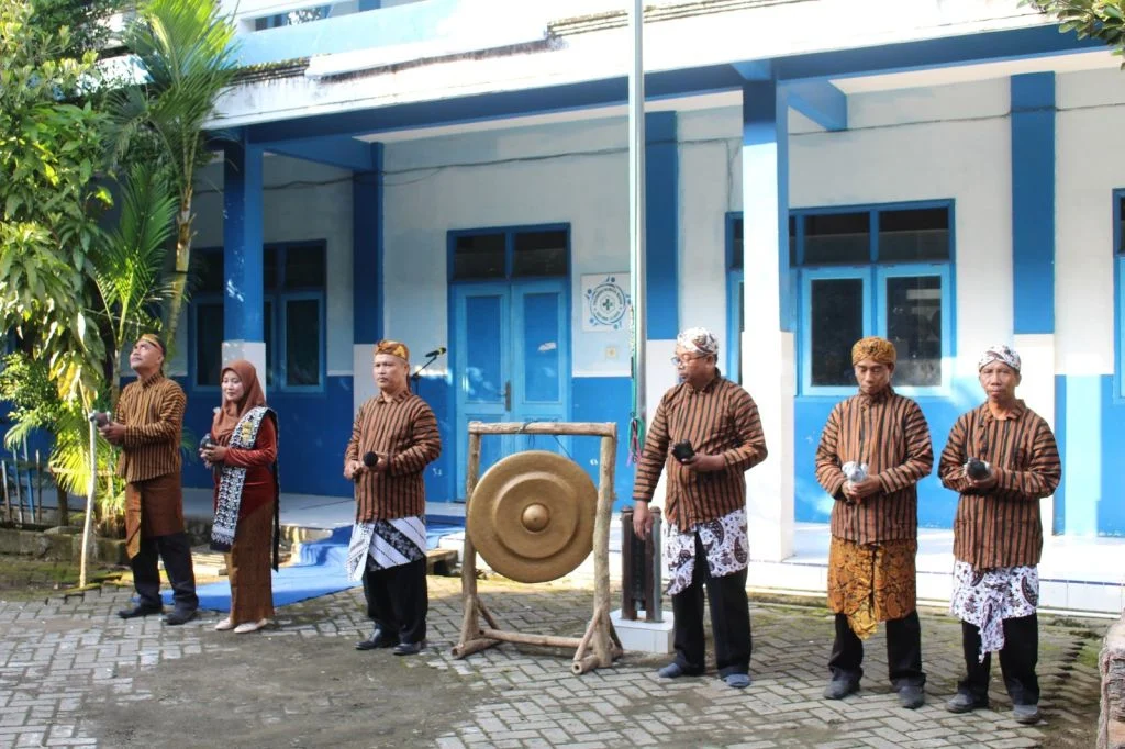 Pesan Inspiratif dalam Fortasi dan MPLS Ramah SMPM 8 Laren