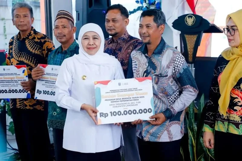 Geliatkan Ekonomi Warga Pesisir, Gubernur Khofifah Salurkan Bansos di Lamongan
