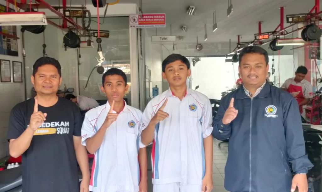 Siswa Kelas XI Honda SMK Muda Genteng PKL ke Ahass 