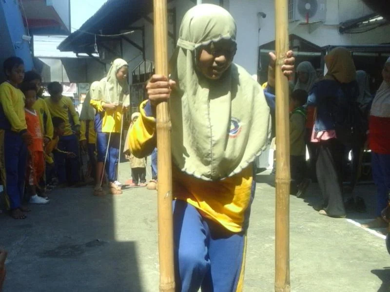 Bermain Egrang Juga Seru dan Meriah seperti Main Game Online