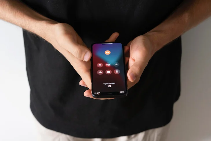 Hukum Mengumbar Aib Keluarga di Medsos