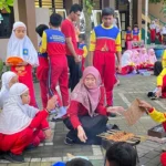 Serunya Bakar Sate Ayam di SD Muhammadiyah Kota Blitar Meriahkan Suasana Idul Adha