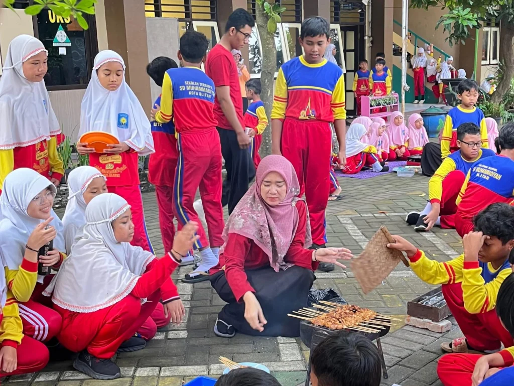 Serunya Bakar Sate Ayam di SD Muhammadiyah Kota Blitar Meriahkan Suasana Idul Adha