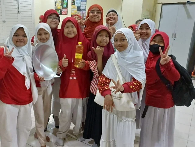 Semarak HUT RI, Siswa SDM 18 Surabaya Ikuti Jalan Sehat