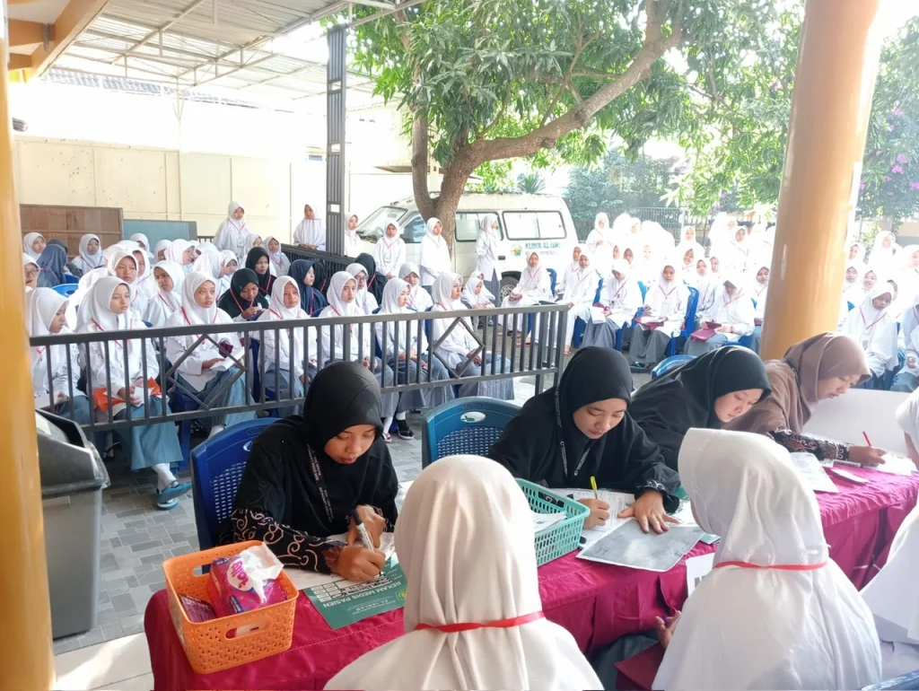 Santri Baru Al-Ishlah Sendangagung Jalani Screening Kesehatan sebelum Masuk Sekolah