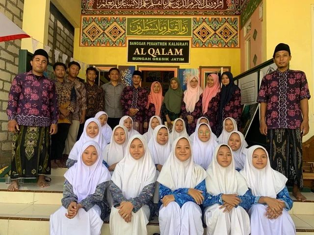 Anggota PSTQ Pondok Karangasem Belajar Seni Kaligrafi di Sanggar Al-Qolam