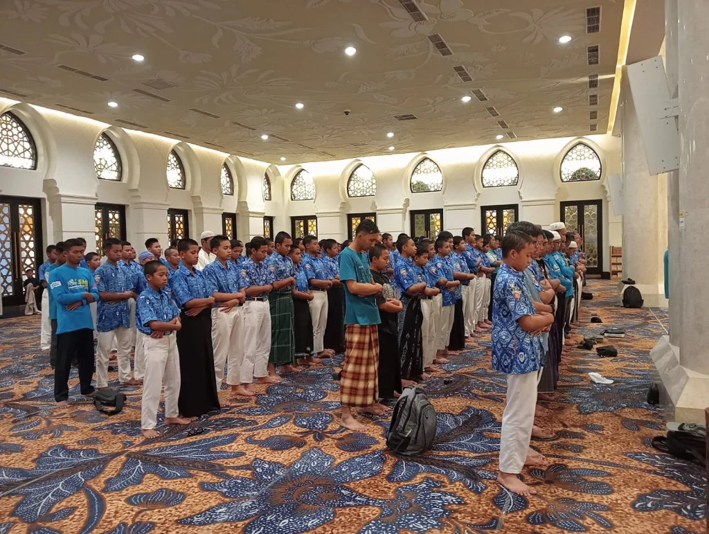 Budaya Mengantri Tetap Dibawa oleh Santri Ponpes Al-Ishlah di Studi Tour SMPM 12 Paciran