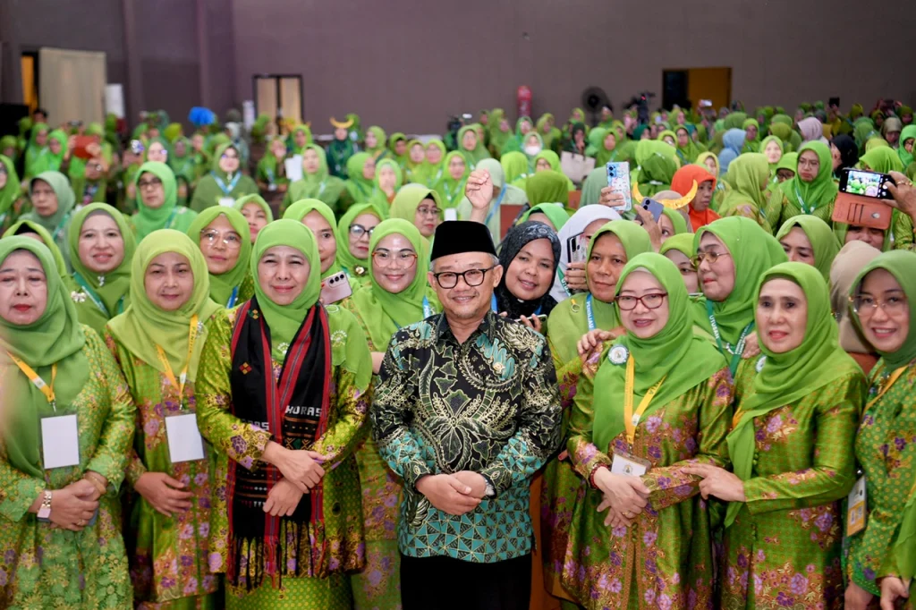 Disambut Sholawat Badar, Mendikdasmen Ajak Muslimat NU Sukseskan Program Wajib Belajar 13 Tahun