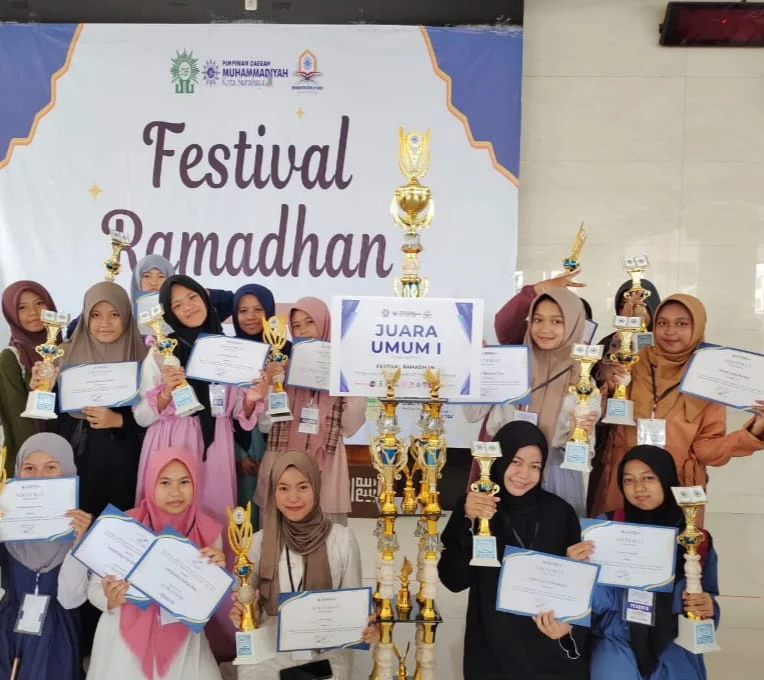 Kontingen SMP Muhammadiyah 14 Surabaya Raih Juara Umum Festival Ramadan 1446 H