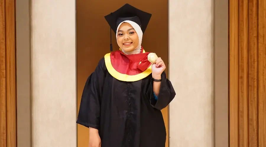 Ragita, Petugas Keamanan Kampus yang Sukses Menjadi Sarjana Cumlaude