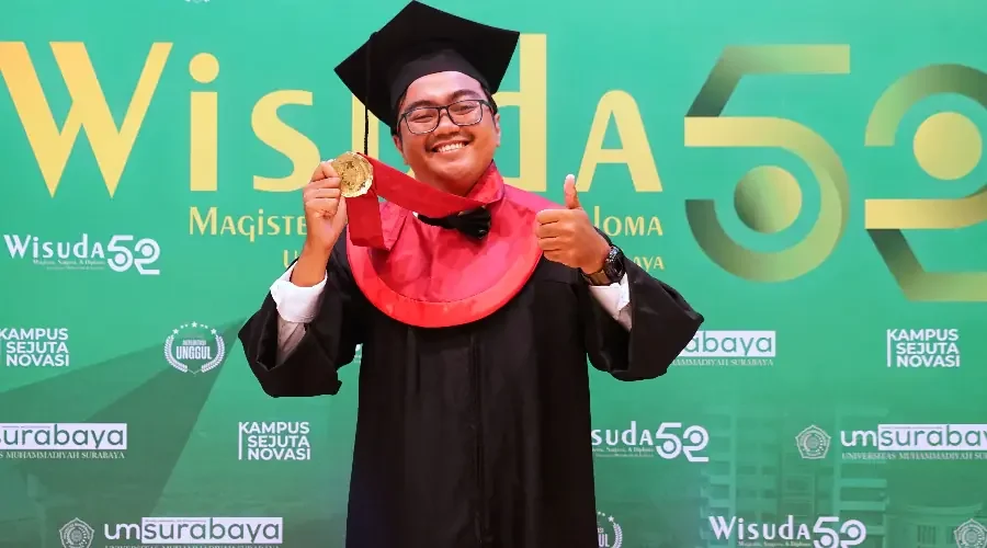 Dari Driver ShopeeFood hingga Berprestasi Internasional, Inilah Kisah Ilham Wisudawan Terbaik UM Surabaya