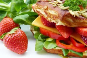 Muhammadiyah dan Problematika Generasi Sandwich dan Stroberi