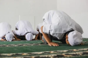 Bolehkah Menjamak Shalat Jumat dengan Ashar?