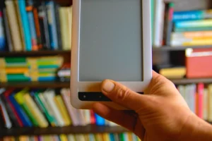 Pilih Mana, Baca Buku Cetak atau Ebook?